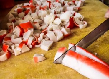 Крабовые палочки теперь идут не в салат: смешиваю их с сыром и делаю вкуснейшую намазку — и на обед, и на праздничный стол