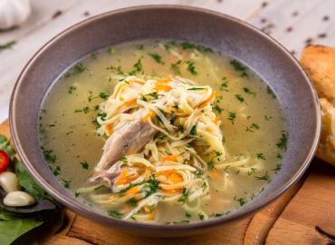 Не лапша и не специи: секретный ингредиент для куриного супа, делающий его густым и насыщенным — добавляют лишь в ресторанах