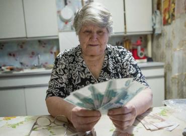 И работающим, и неработающим: всех, кто достиг возраста 55 лет, ждет единовременная выплата — размер сильно удивит