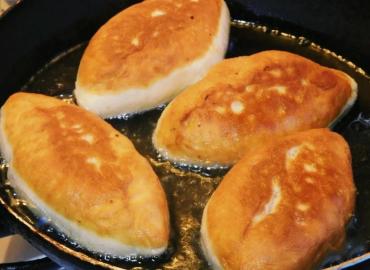 Всего за 10 минут готовлю стопку пирожков на ряженке: вкуснее, чем у бабушки — простейший рецепт для ленивых
