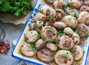 Всего час в холодильнике — ставим на стол вкуснейшие маринованные грибочки: простейший рецепт для ленивых