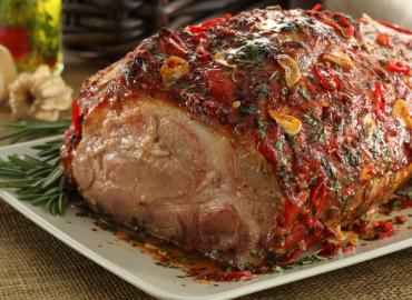 У нас мясо в духовке так никто не готовит, а зря: берем горчицу и мешаем со сметаной — о шашлыках все сразу забыли