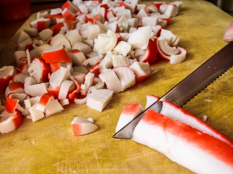 Крабовые палочки теперь идут не в салат: смешиваю их с сыром и делаю вкуснейшую намазку — и на обед, и на праздничный стол
