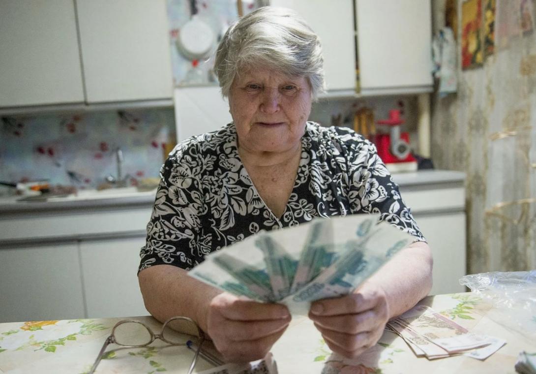 И работающим, и неработающим: всех, кто достиг возраста 55 лет, ждет единовременная выплата — размер сильно удивит