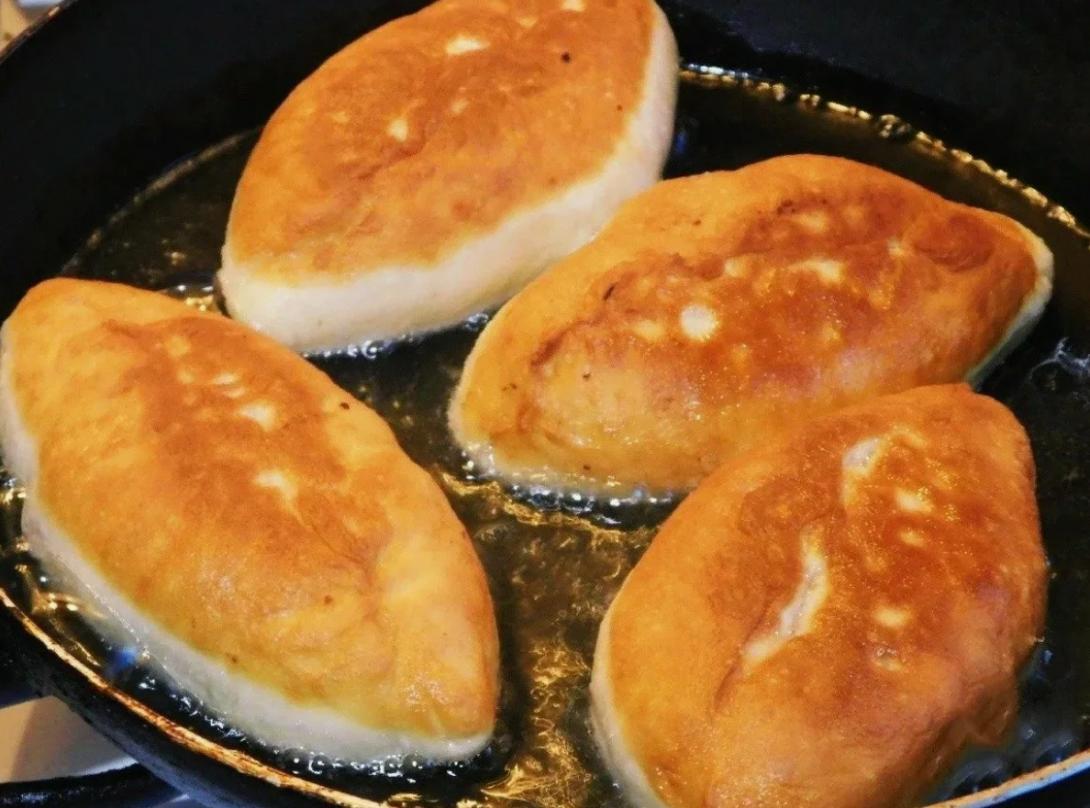 Всего за 10 минут готовлю стопку пирожков на ряженке: вкуснее, чем у бабушки — простейший рецепт для ленивых