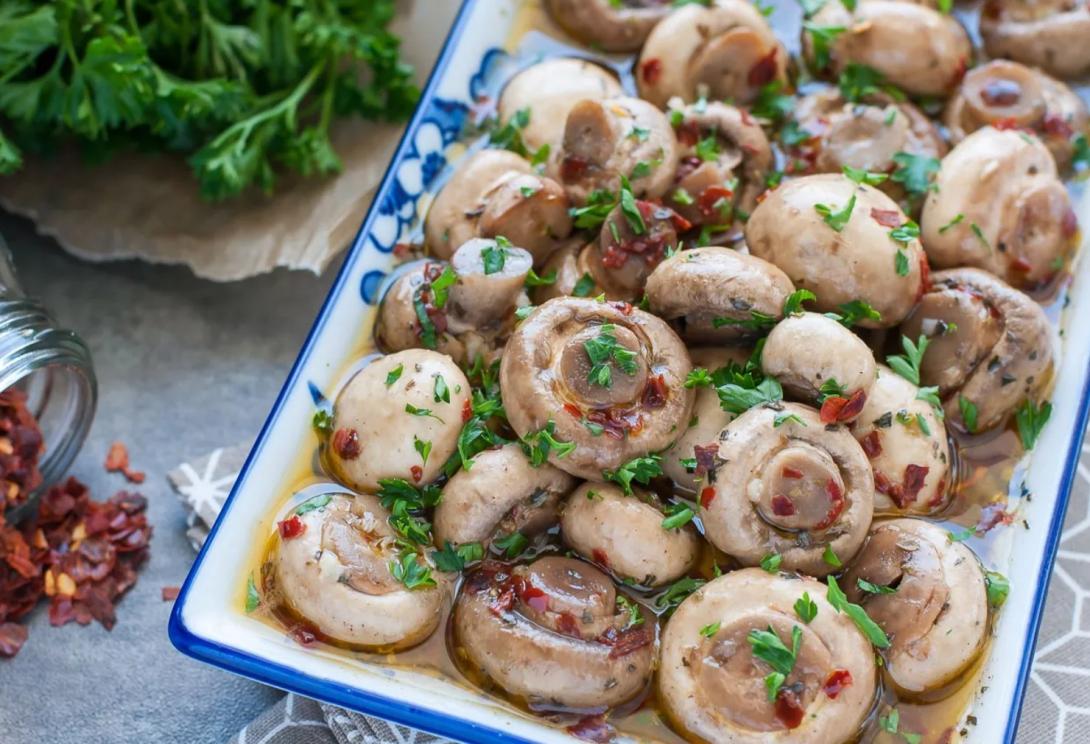 Всего час в холодильнике — ставим на стол вкуснейшие маринованные грибочки: простейший рецепт для ленивых