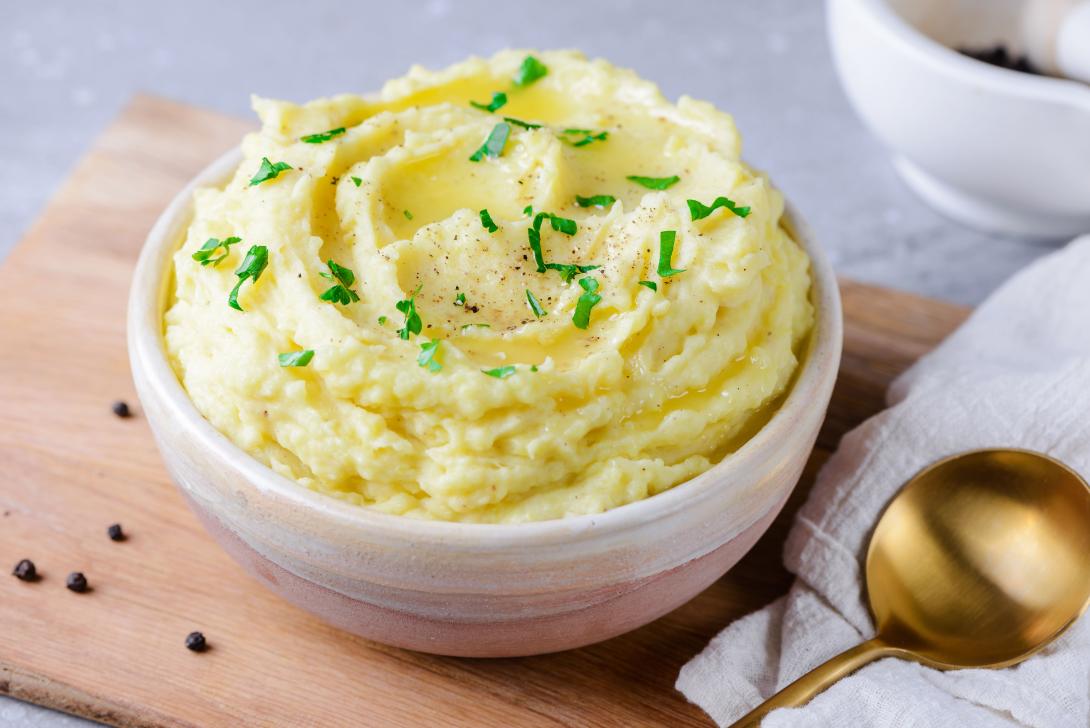 Не масло и не сливки: вот что добавляли для нежности и вкуса в картофельное пюре — секрет столовых СССР